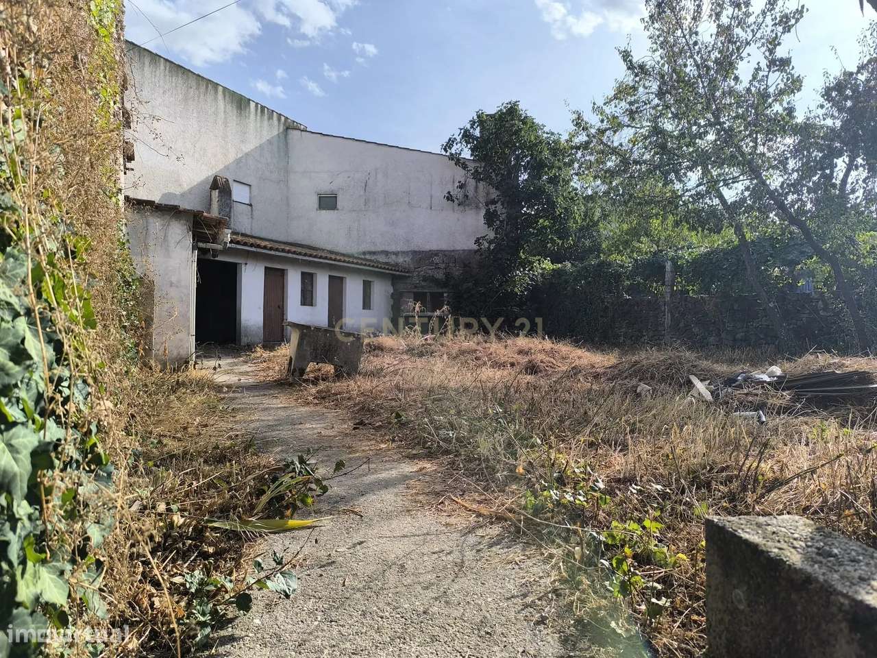 Casa de dois pisos com terreno-16