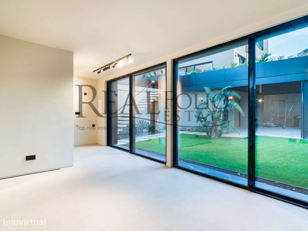 Moradia T5 com acabamentos de luxo e vista panorâmicas sobre a Baia...-20