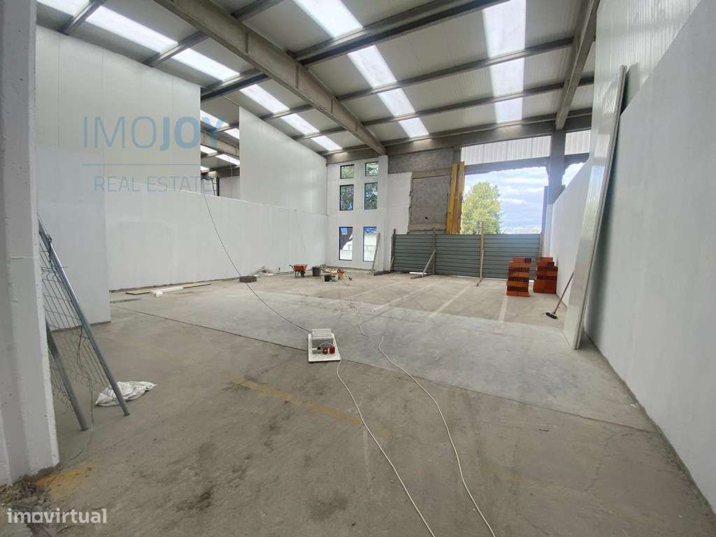 Armazém para Arrendamento na Zona Industrial do Pau Queimado no Mon... - Grande imagem: 5/9