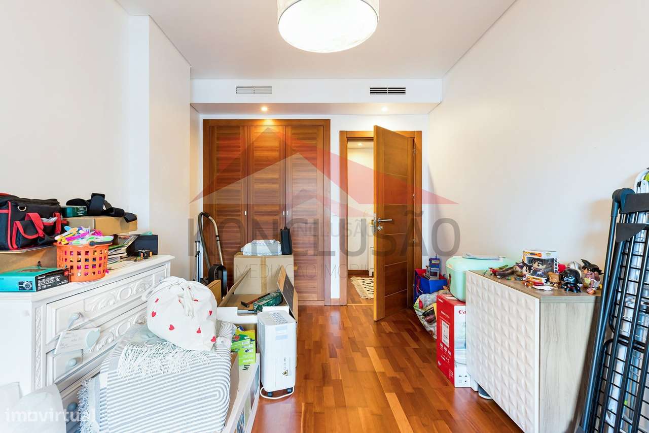 ** Excelente T3 Remodelado na Malvarosa com Garagem para 3 Viaturas...-15