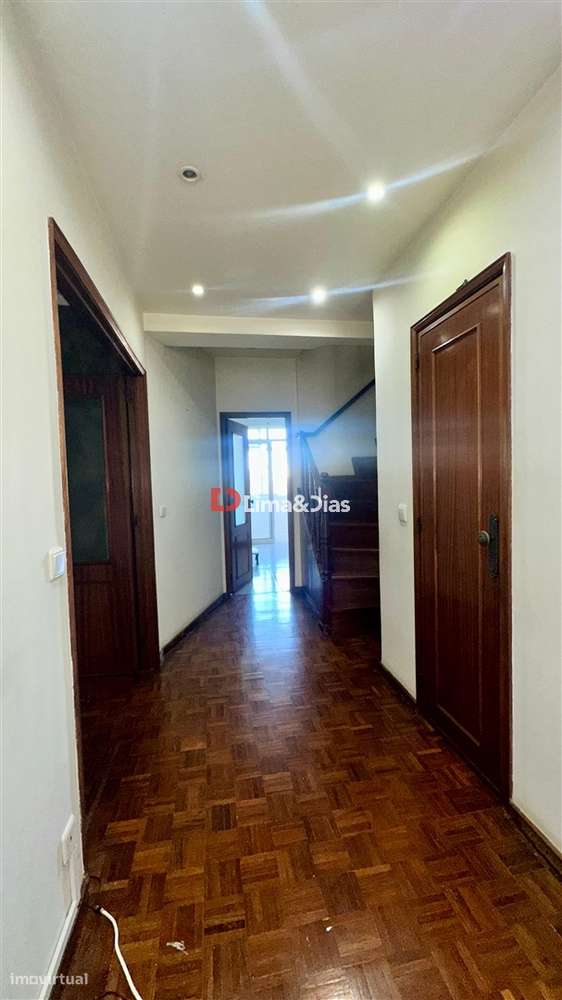 Apartamento T6 Duplex com 3 casas de banho e terraço-13