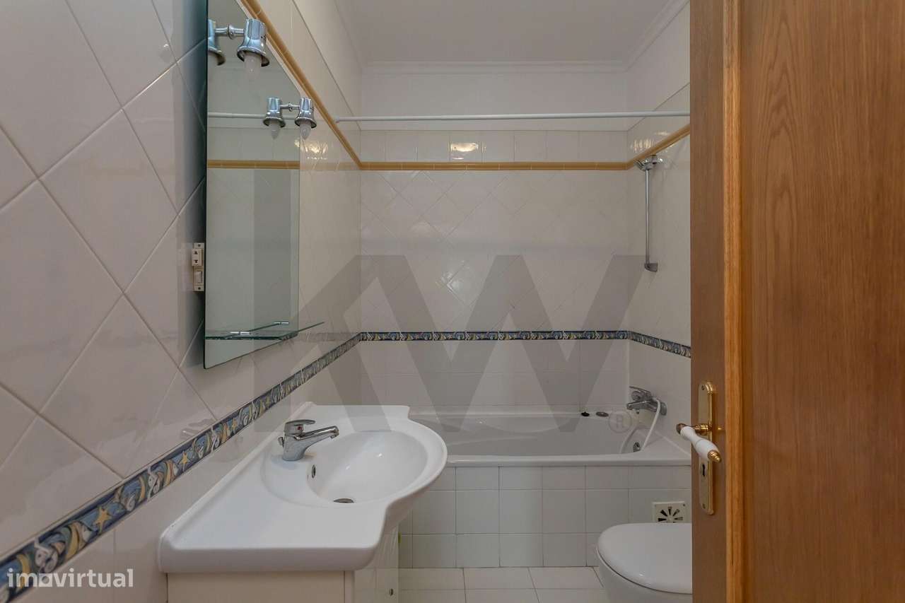 Apartamento T2 Espaçoso com Garagem e Arrecadação – Quinta das Amoreir-13