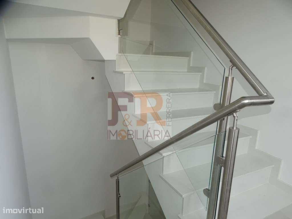 Moradia Geminada Triplex T3+1 com Cave Fernão Ferro-20