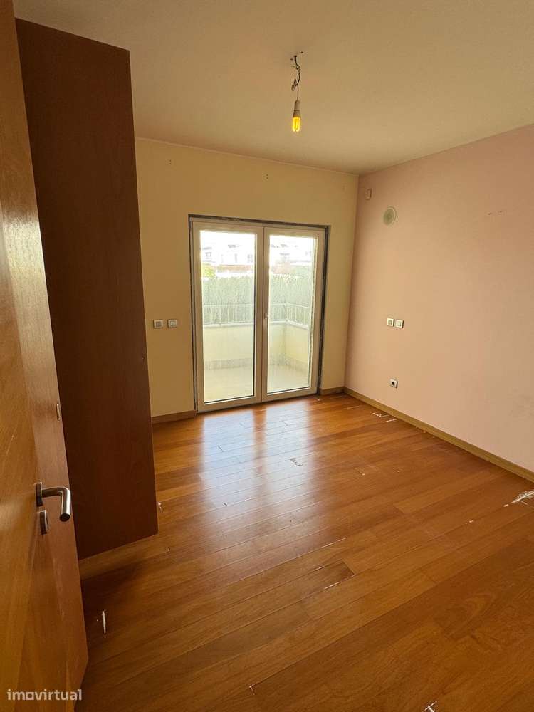 Moradia T5 com piscina, garagem e vista mar em Ericeira-15