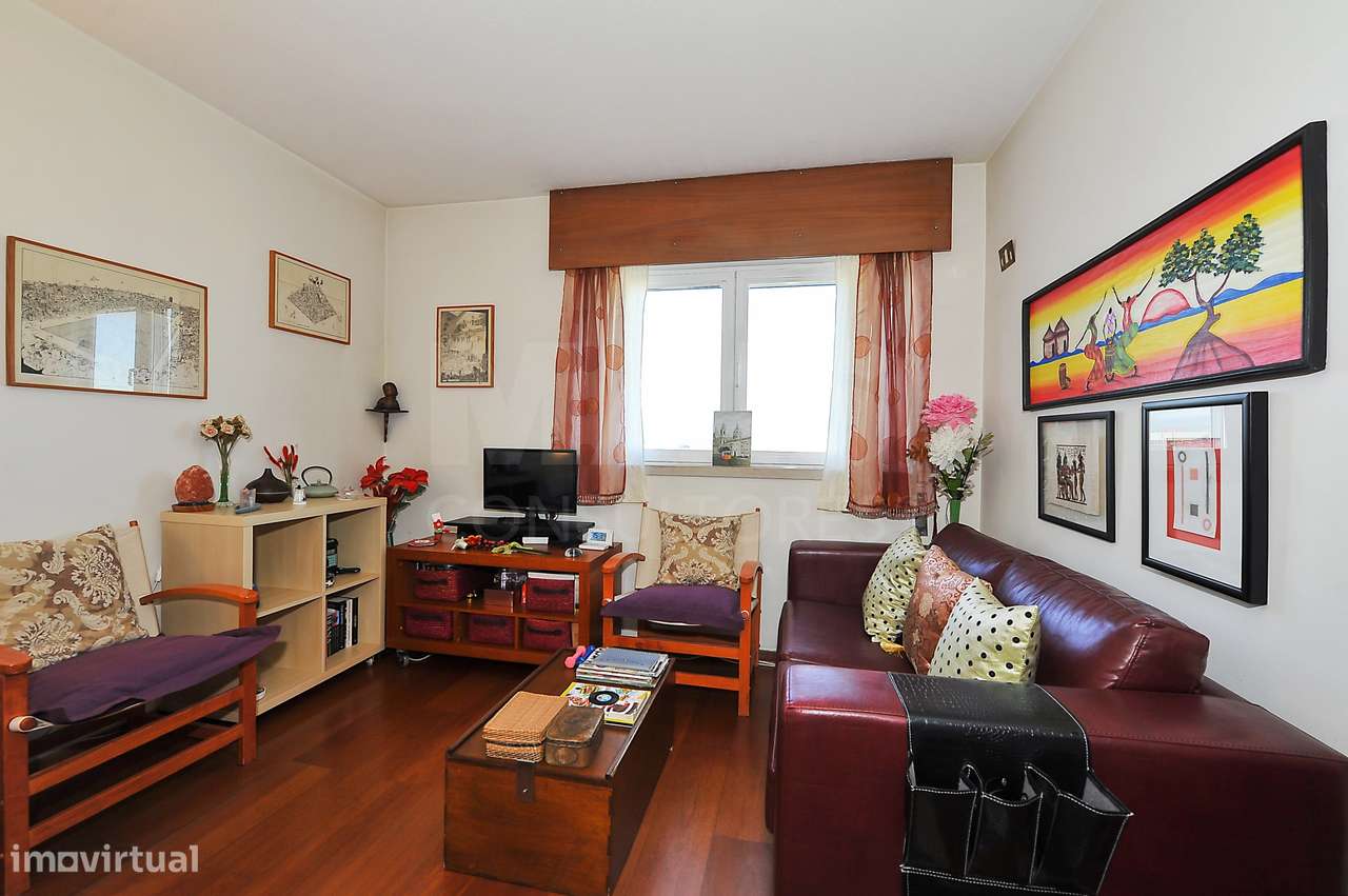 Apartamento T2 em Santo António dos Cavaleiros - Grande imagem: 2/23