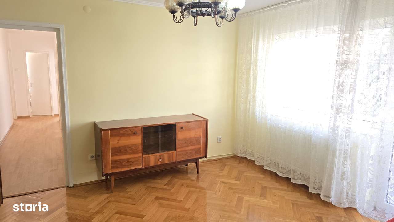 Vand sau inchiriez apartament 4 camere, Deva, Pieta Centrale, etaj 3,-5