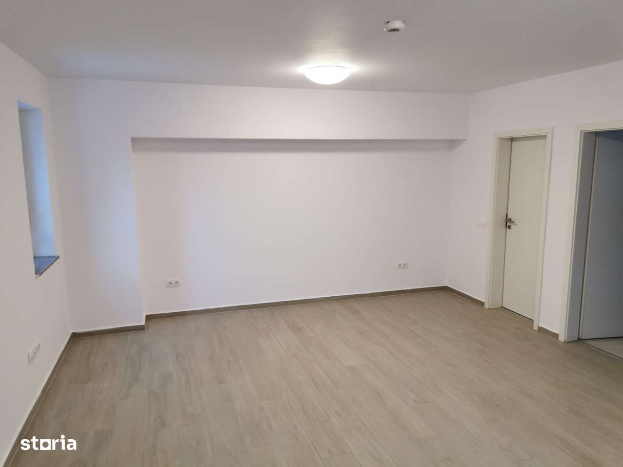 Spatiu comercial de vanzare zona Tractorul bloc nou-6