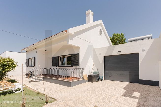 Moradia T3 à Venda em Fernão Ferro – Totalmente Renovada com Garagem e-0