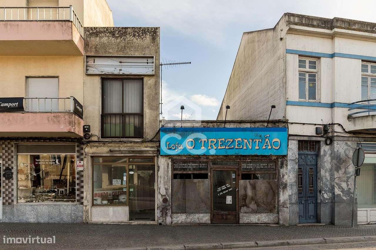 Prédio em ruína com 224 m2 no centro de Vendas Novas - Grande imagem: 2/19