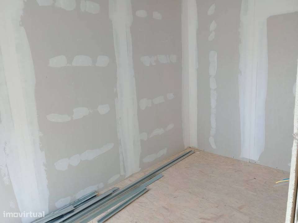 Excelente solução imobiliária totalmente renovado com 5 T0+1 T2. - Grande imagem: 4/10