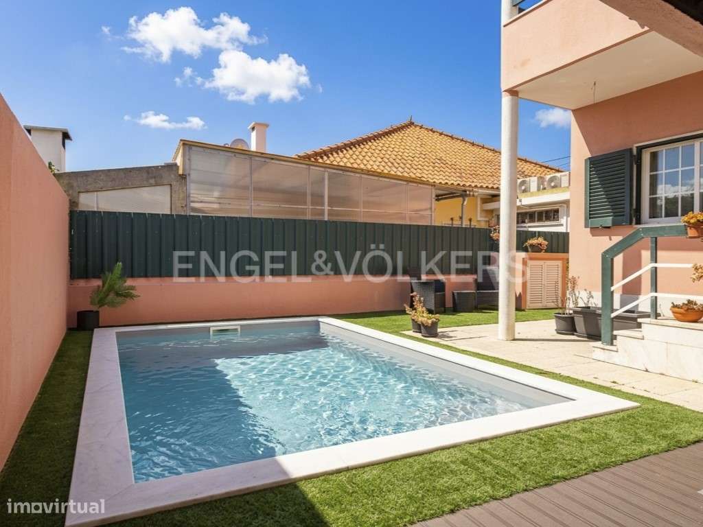 Moradia T5 com piscina em Sobreda de Caparica-0