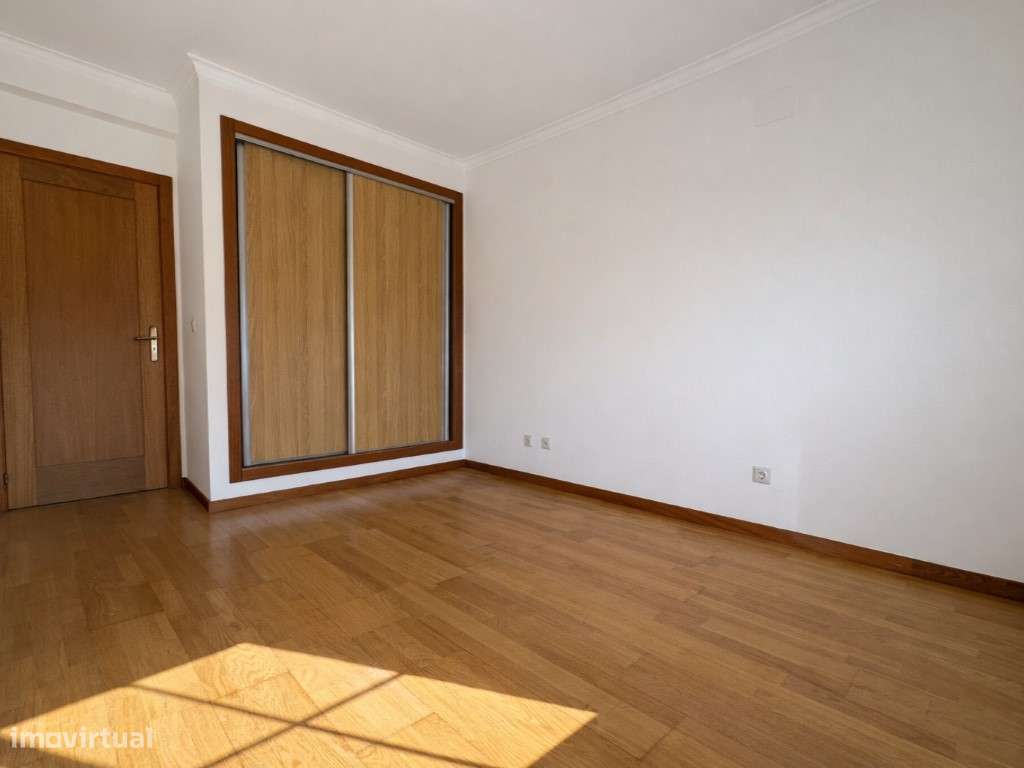 T3 com Varanda, Arrecadação e 2 Lugares de Garagem-13