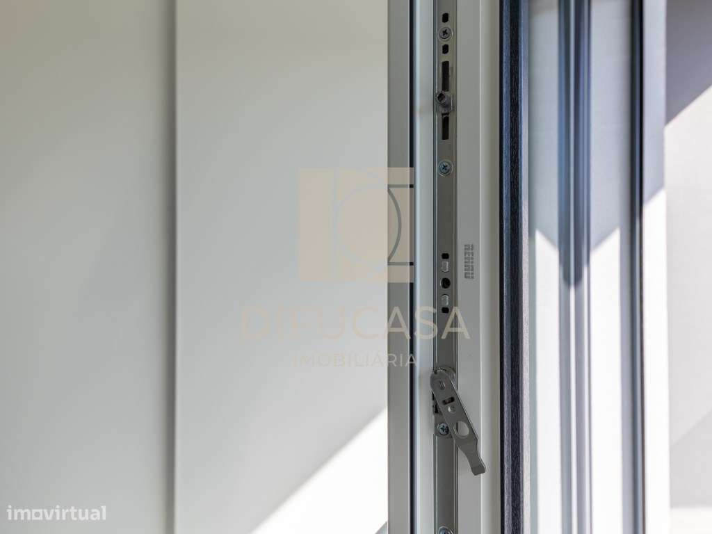 R300 Moradia T3+ 1 (sala de 40m2 localizada centro Fernão Ferro)-26