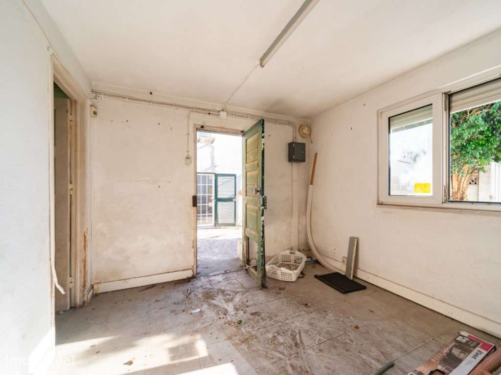 Moradia geminada de esquina em Caselas, com jardim e projecto aprovado-6