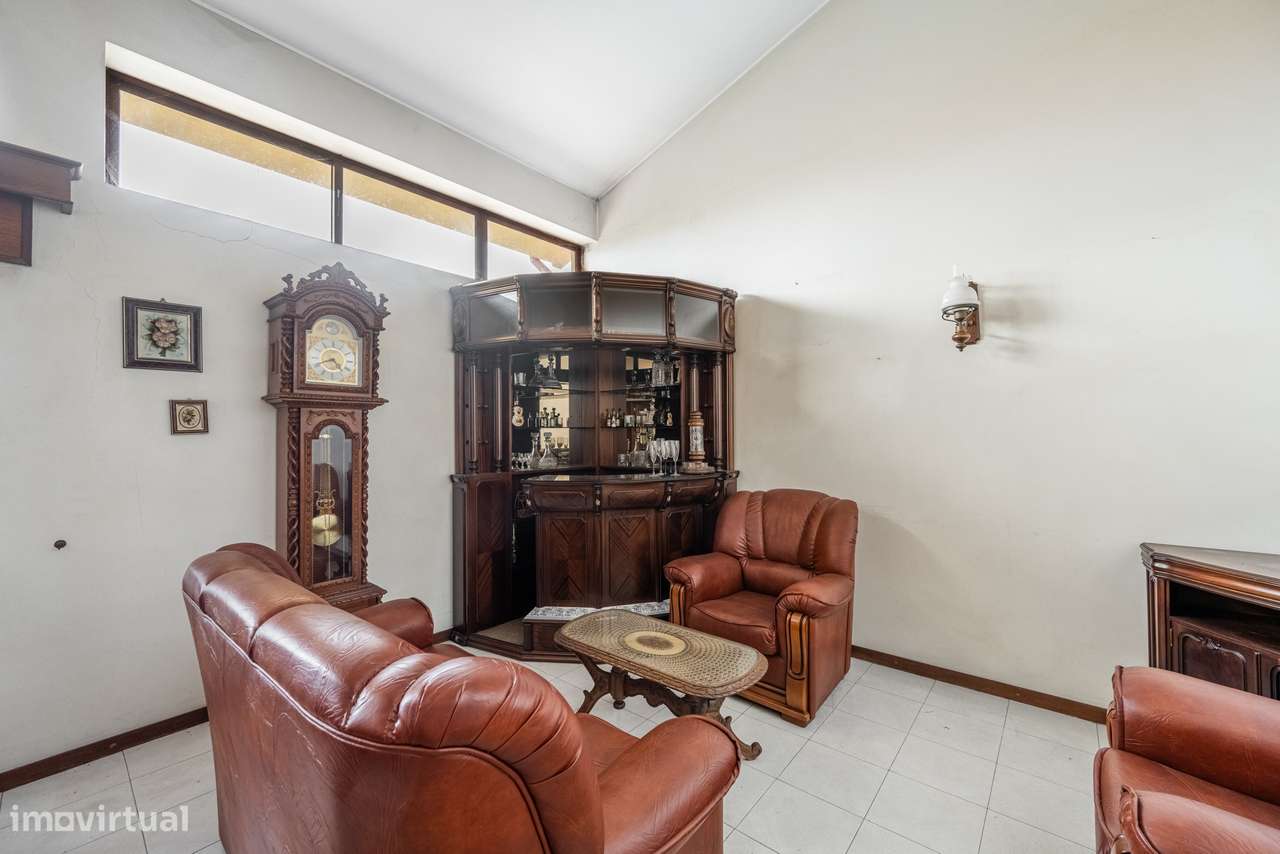 Moradia T4 de gaveto em Nogueira-10