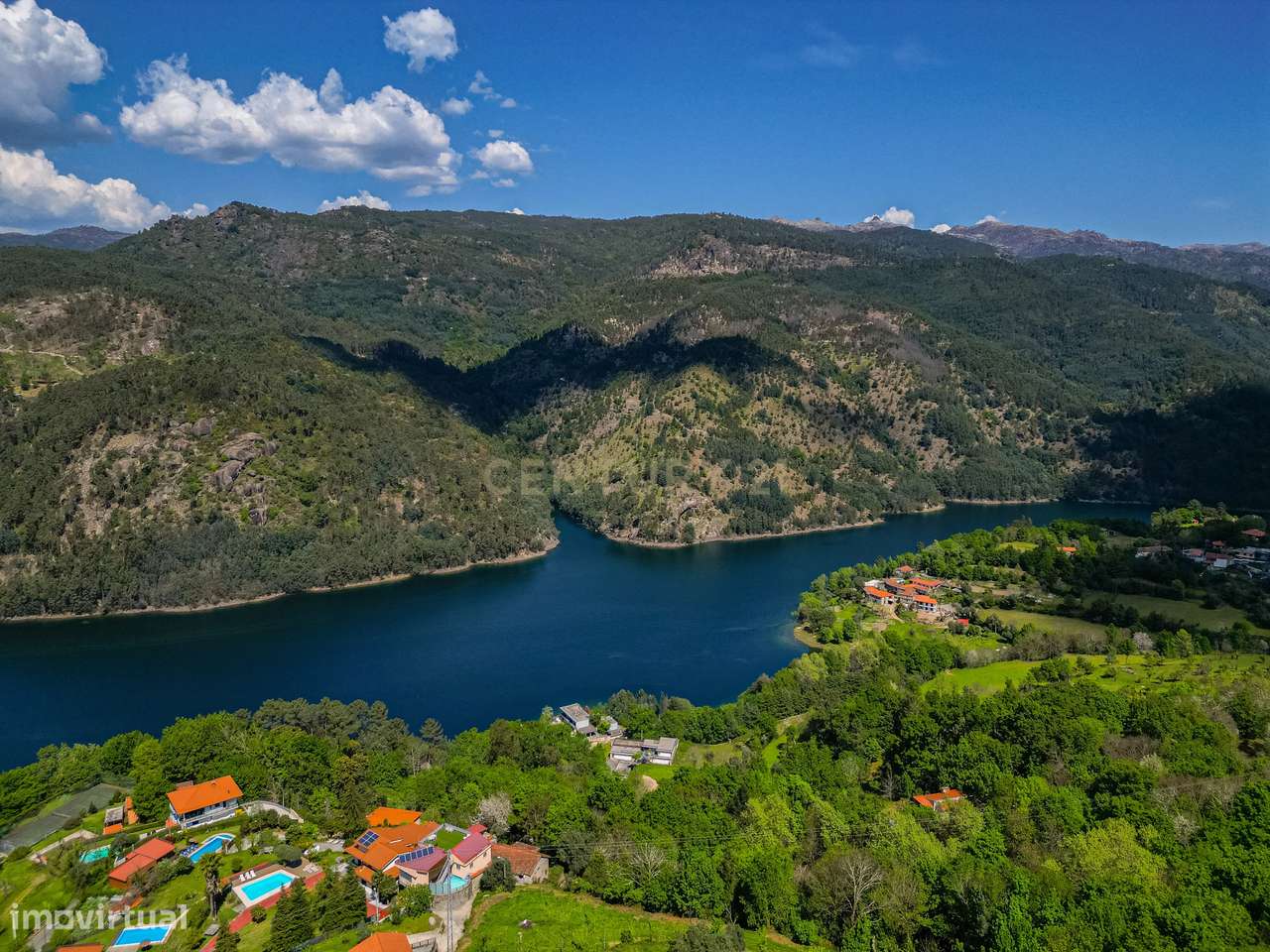 Um Refúgio no Gerês com 2 casas junto ao Rio - Grande imagem: 4/60