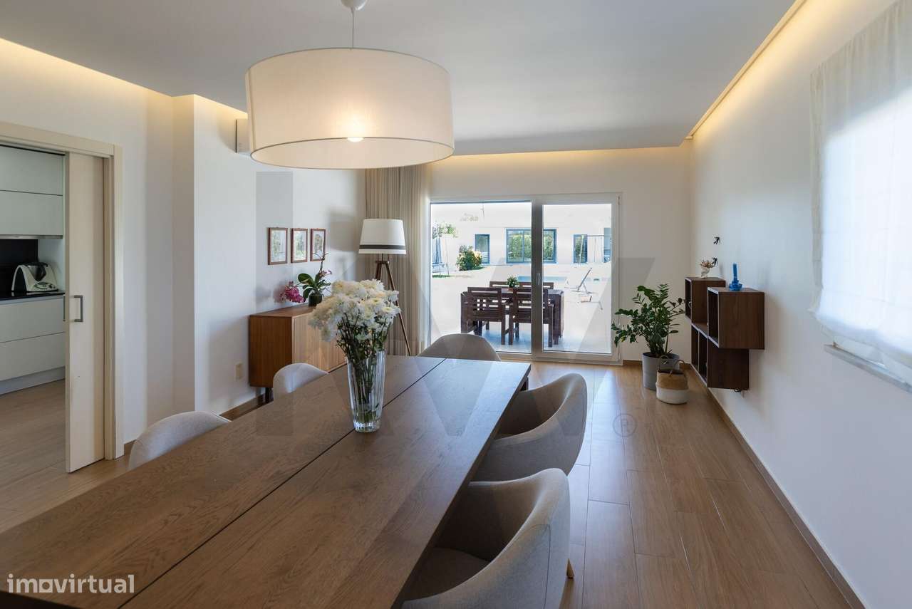 Moradia T4 com Jardim e Piscina no Pinhal Novo - Palmela - Grande imagem: 4/16