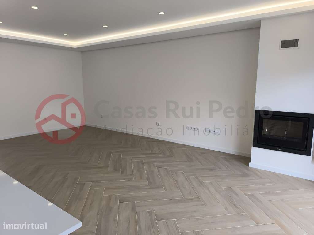 Moradia Geminada de Dois pisos com Piscina e Pérgula, Fernão Ferro - Grande imagem: 5/35