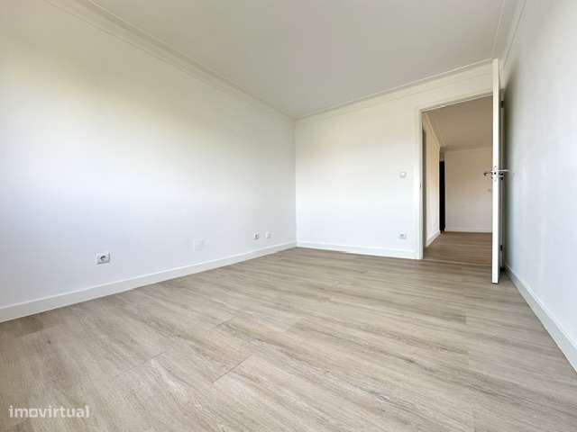 Apartamento T2 com varanda e elevador em Gondomar-9