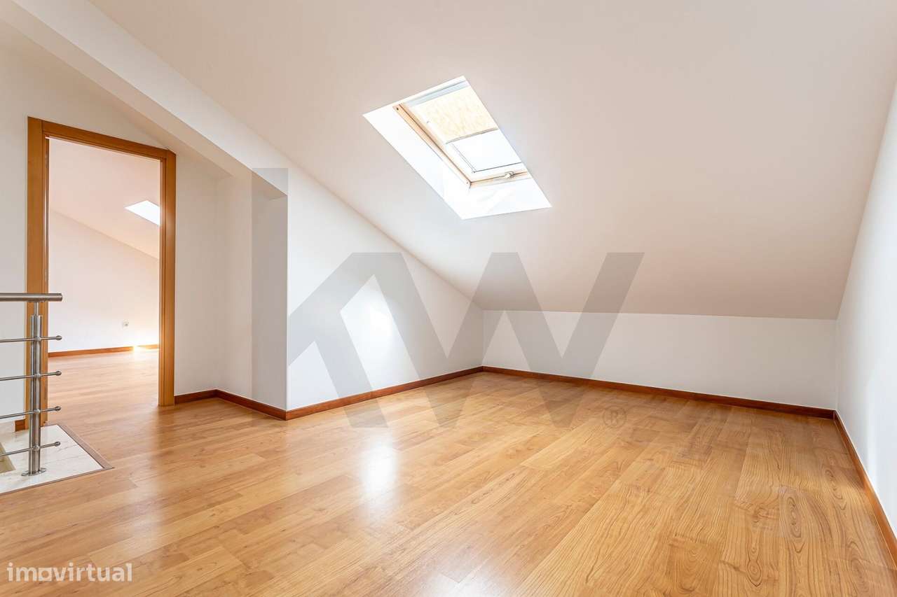 Apartamento T3 Duplex com aproveitamento superior | 5 Quartos | Garage-11