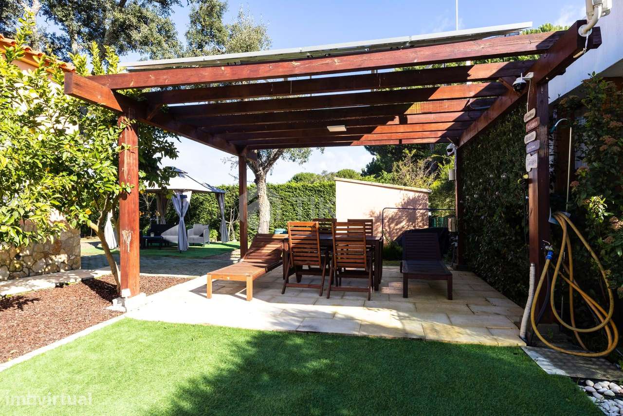 MORADIA T4 218M² EM TERRENO 1.044M² COM PISCINA EM CONDOMÍNIO GOLFE SA-49