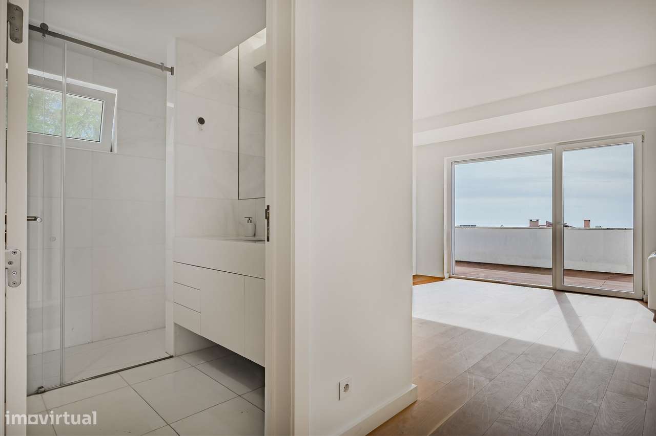 Moradia T4 com Piscina e Terraços Panorâmicos, Parede-50