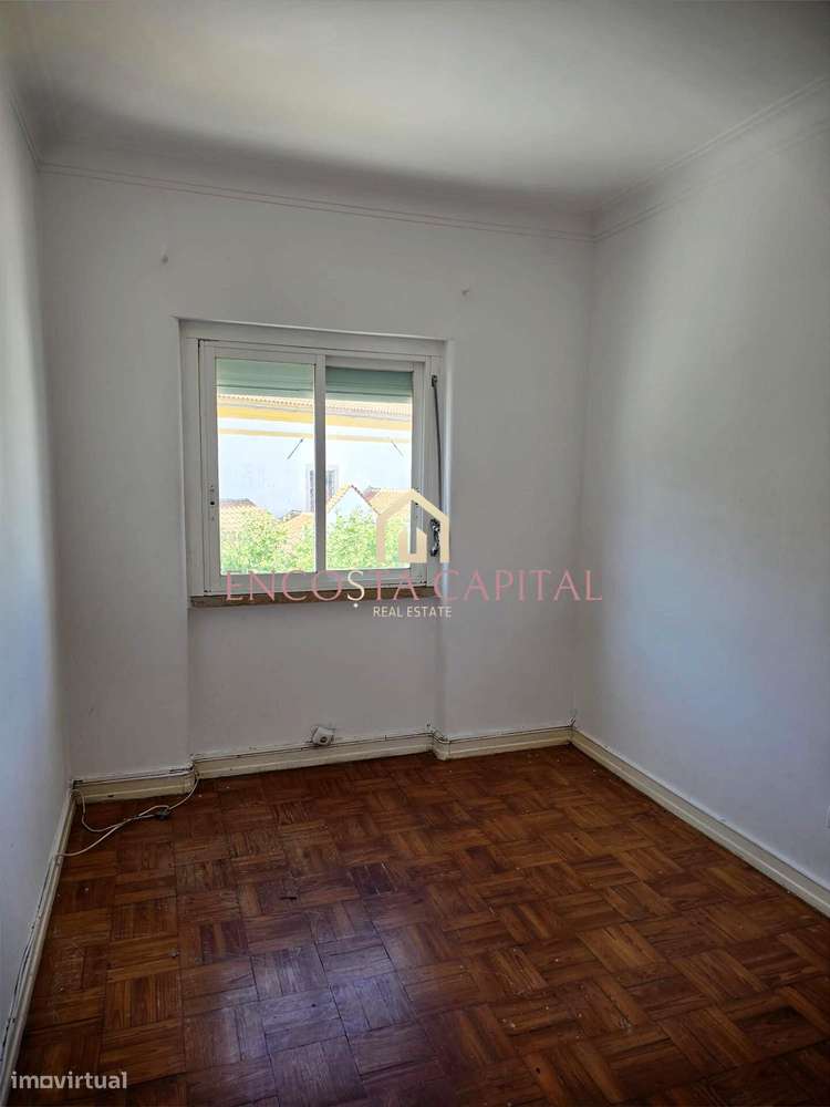 Apartamento T2 Praça 1º de maio Camarate.-5