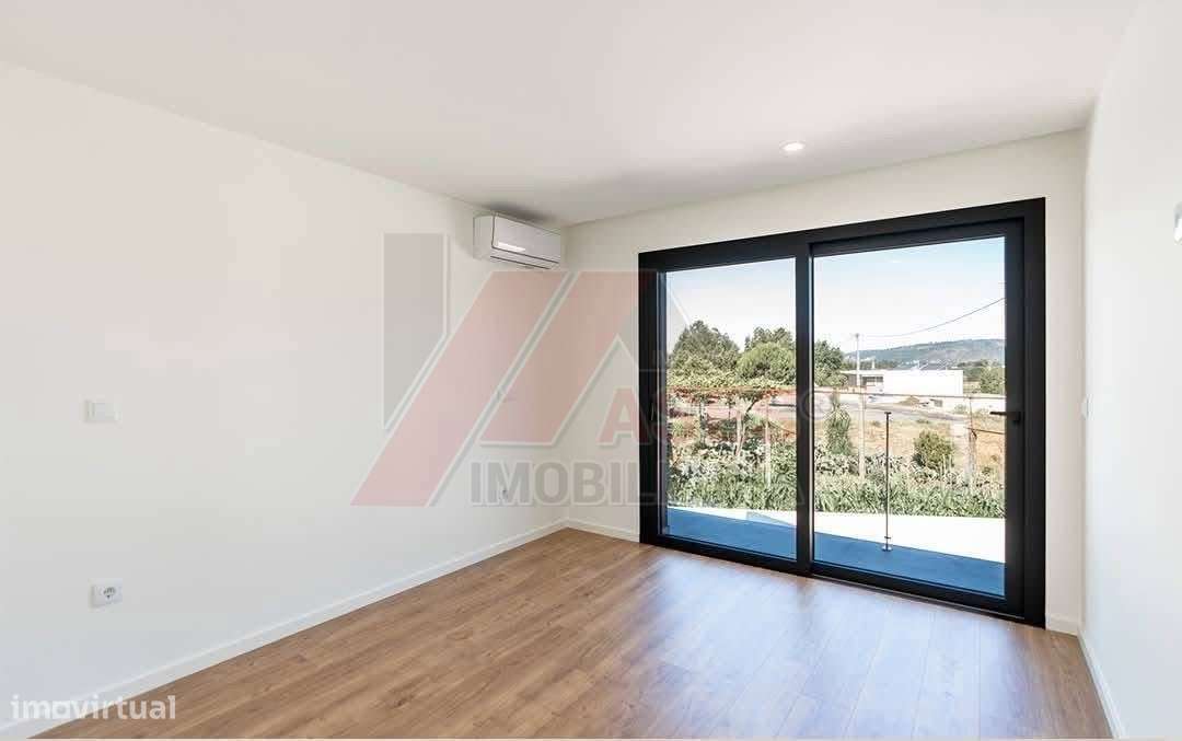 MORADIA EM BANDA T3 EM CONSTRUÇÃO!-11