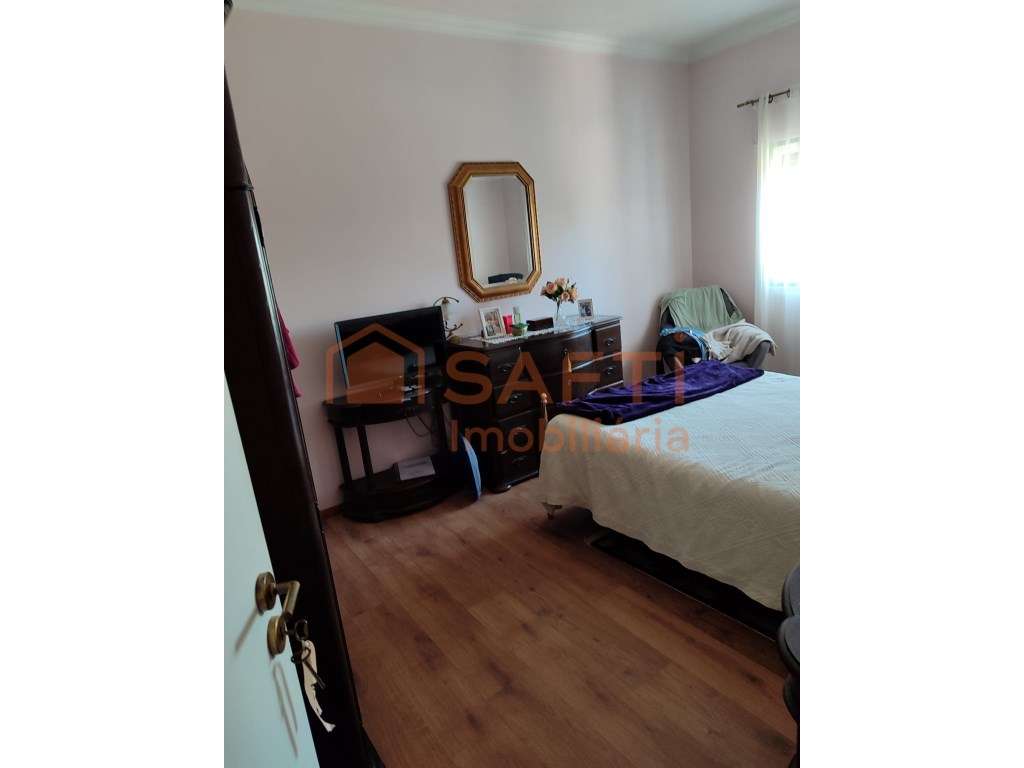 Moradia T5 com Piscina + Garagem para 3 Carros Oportunidade Imperdível-11