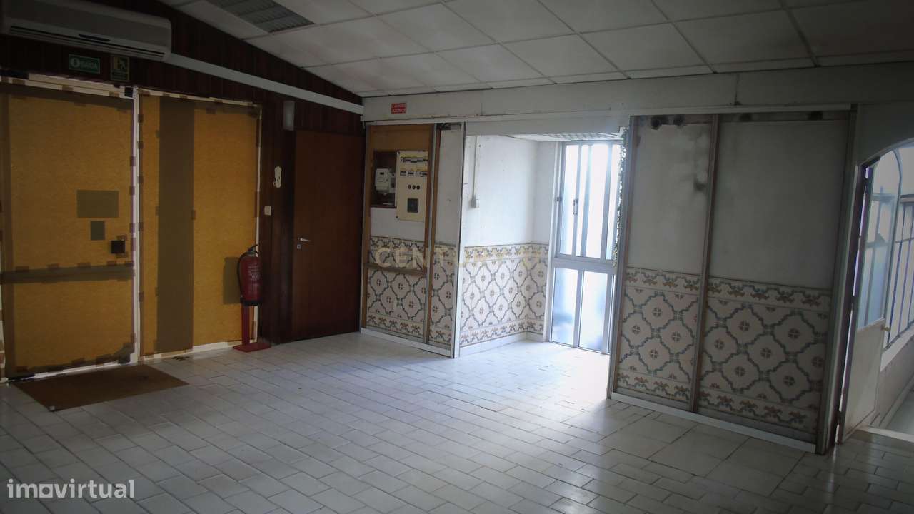 Estacionamento Com logradouro com 75 m2  e Zona de Arrumos com 48 m2-4