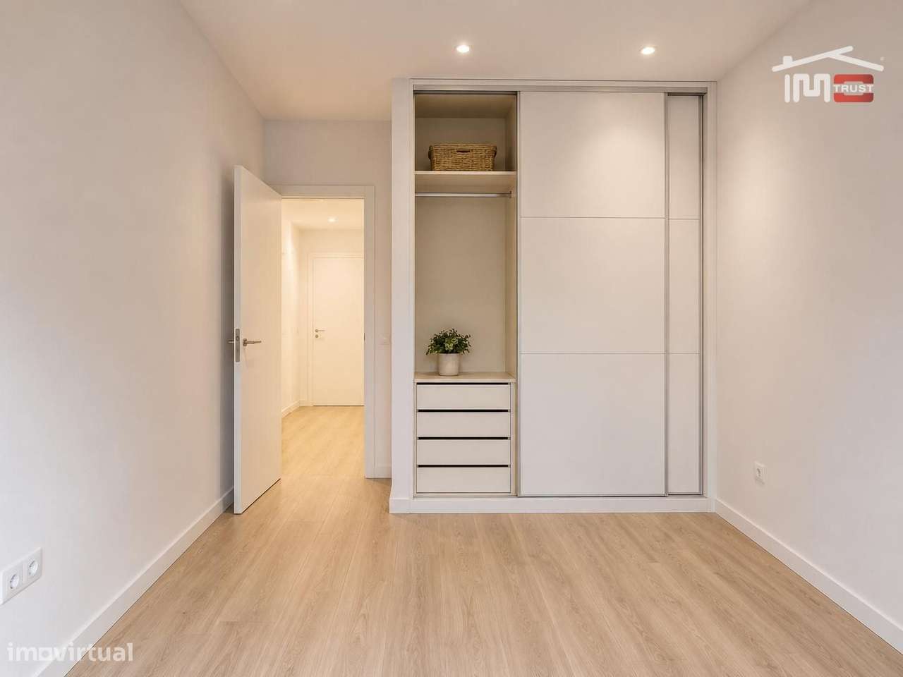 T3 Totalmente Remodelado com Suite e Varanda no Alto do Seixalinho-2