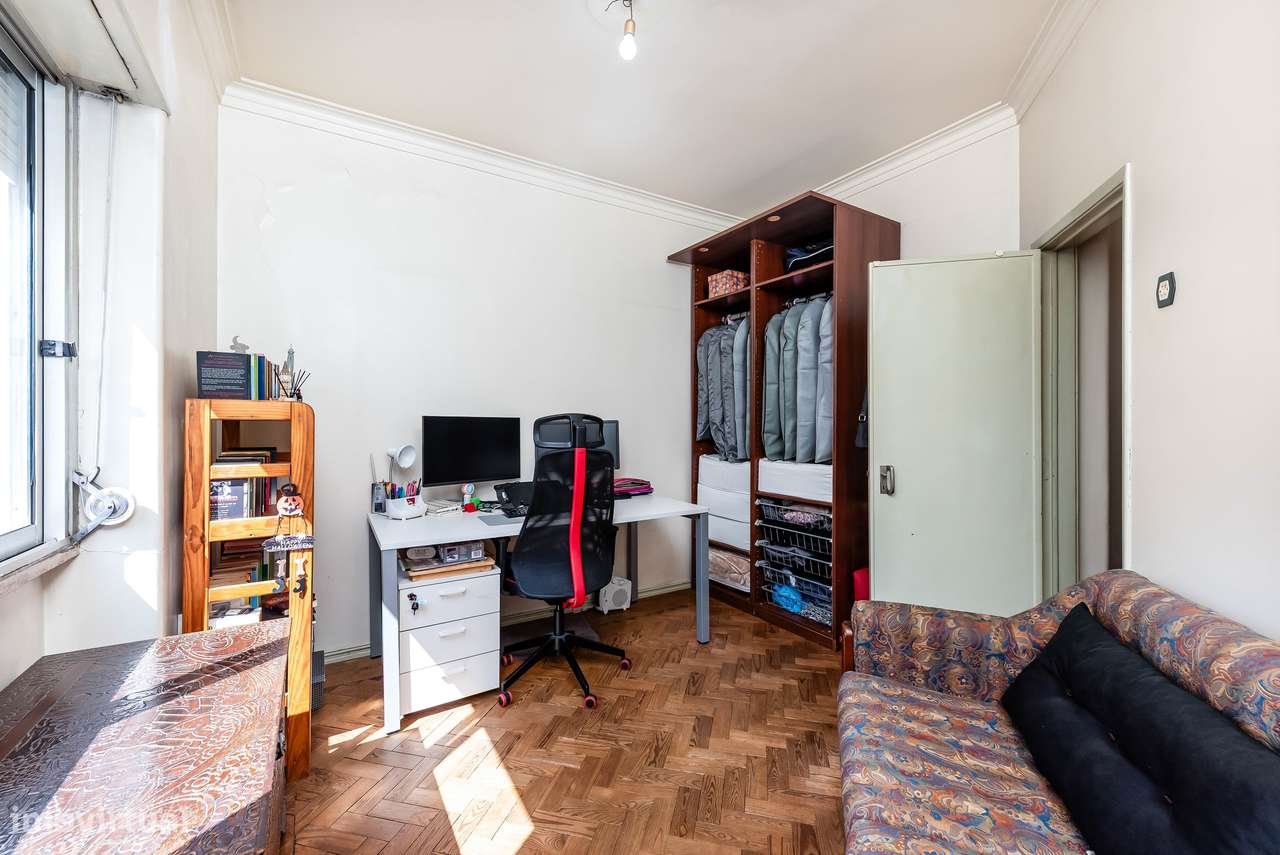 Luminoso Apartamento T2 (com Potencial para T3) na Av. José Elias Garc-25