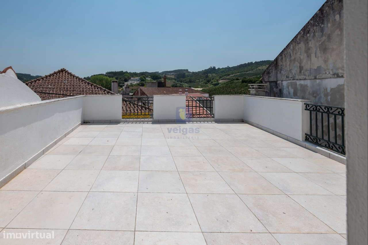 Moradia com Glamour! T4 com Garagem e Terraço no Centro de Vidais-11