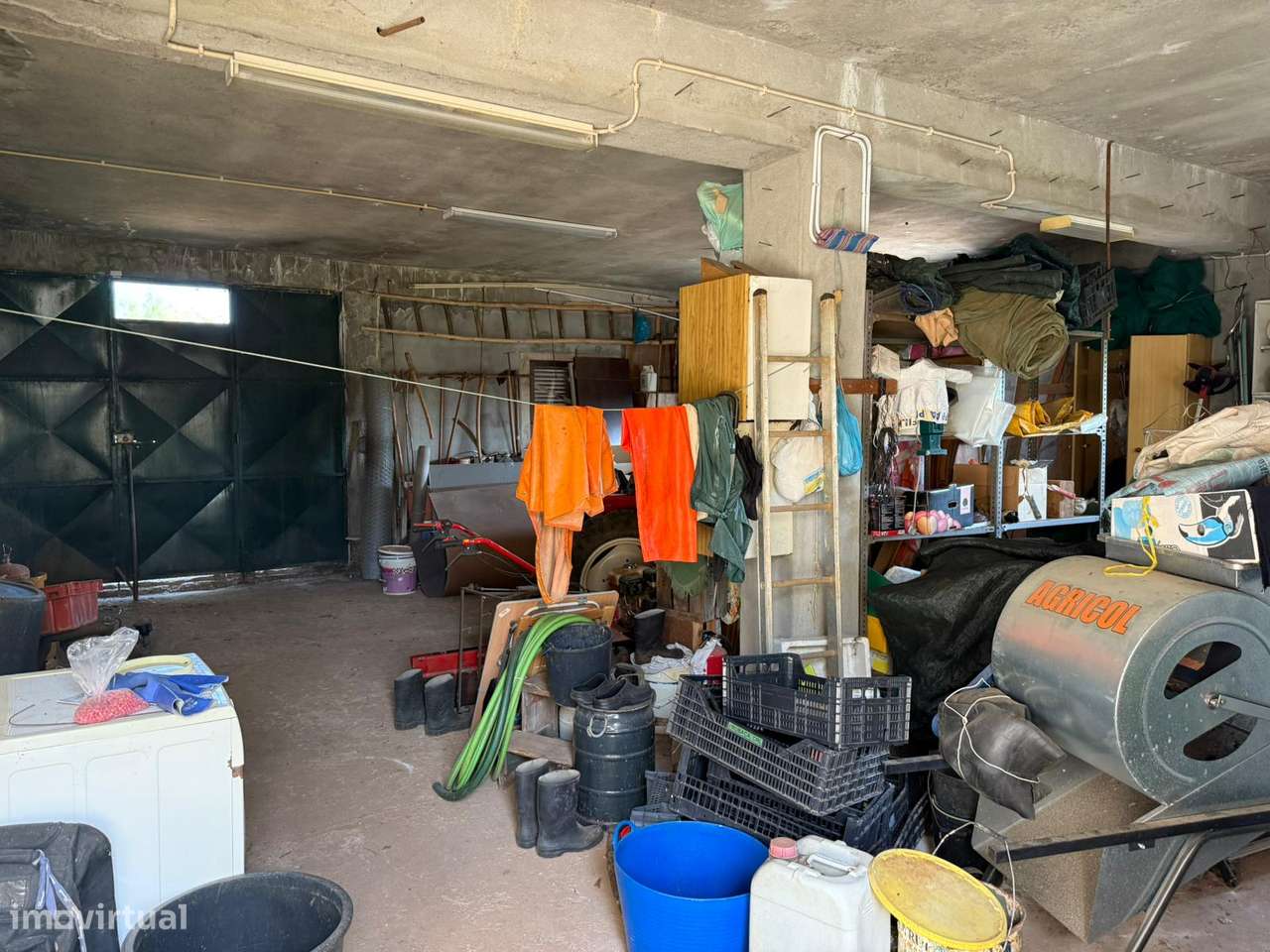 Moradia antiga com terreno, furo de agua e painéis solares aquecimento-31