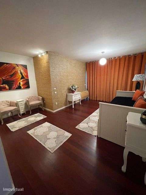 Apartamento T4 Duplex c/ garagem fechada p/ 2 carros.-18