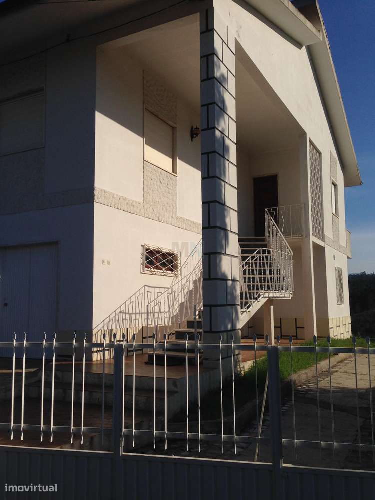 Moradia T3 com Garagem e Terreno em Almalaguês-3