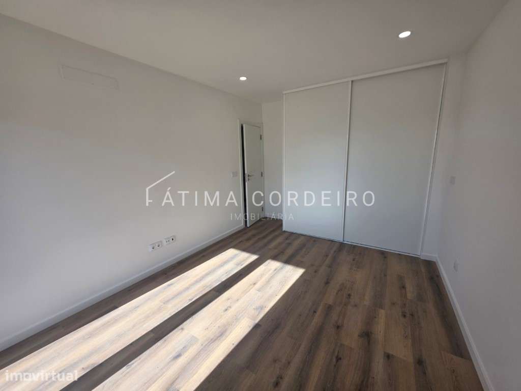 Excelente Apartamento T3 Remodelado em Almada-14