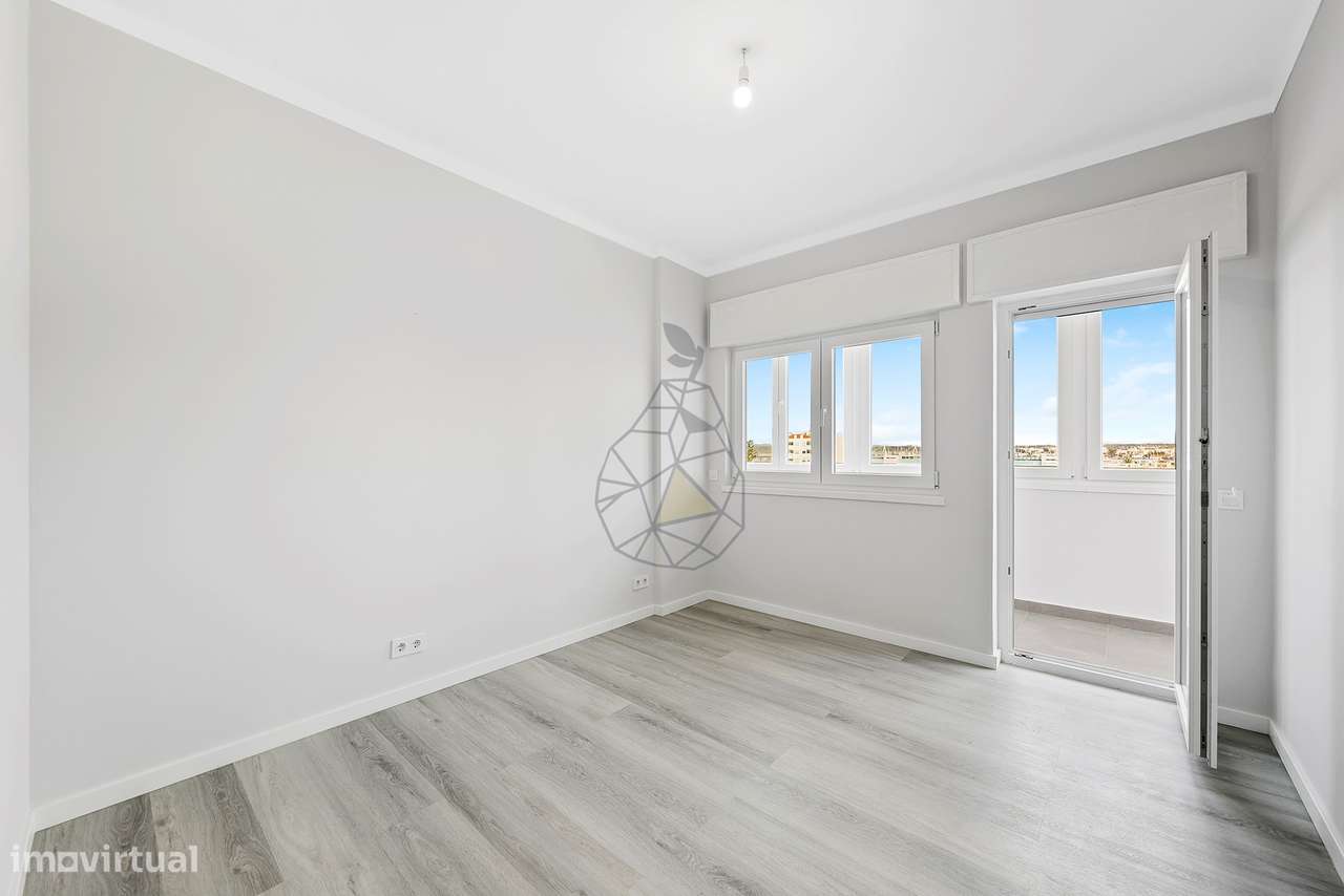 T3 central totalmente remodelado, com 2 casas de banho em Portimão-33