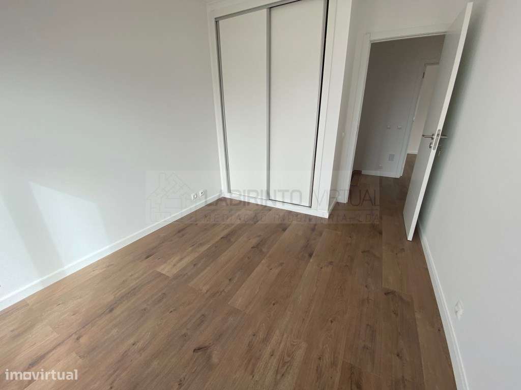 Vende-se excelente Moradia V3+1 na Ericeira, com vista mar.-24