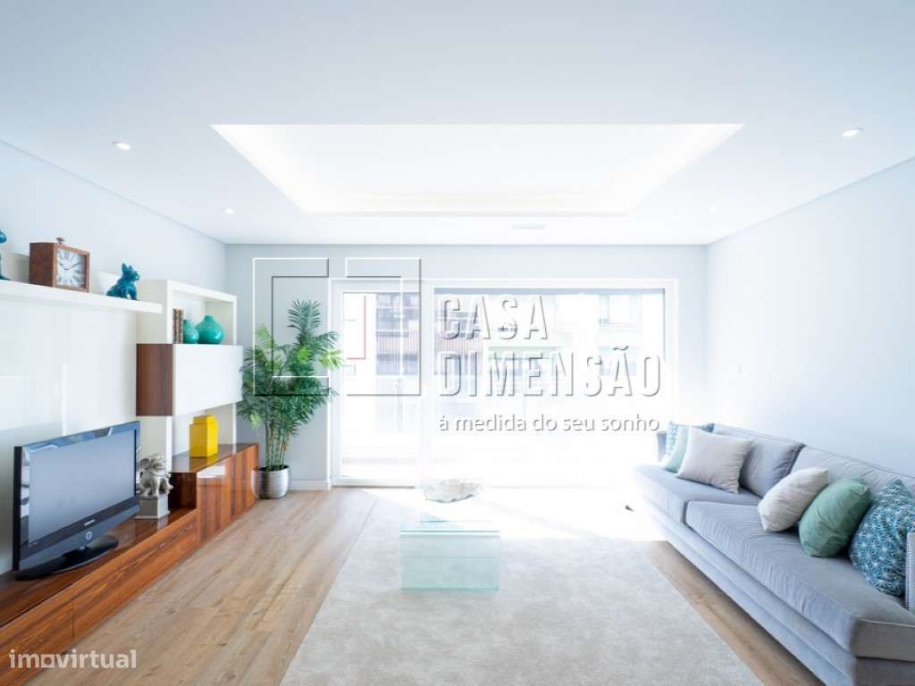 Apartamento De Tipologia T3 Novo Com 134M2 Com Varandas Inserido