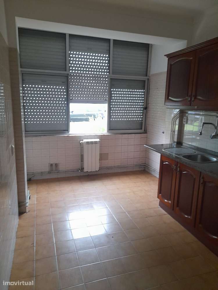 T2 com cozinha separada e gás natural no Barreiro-4