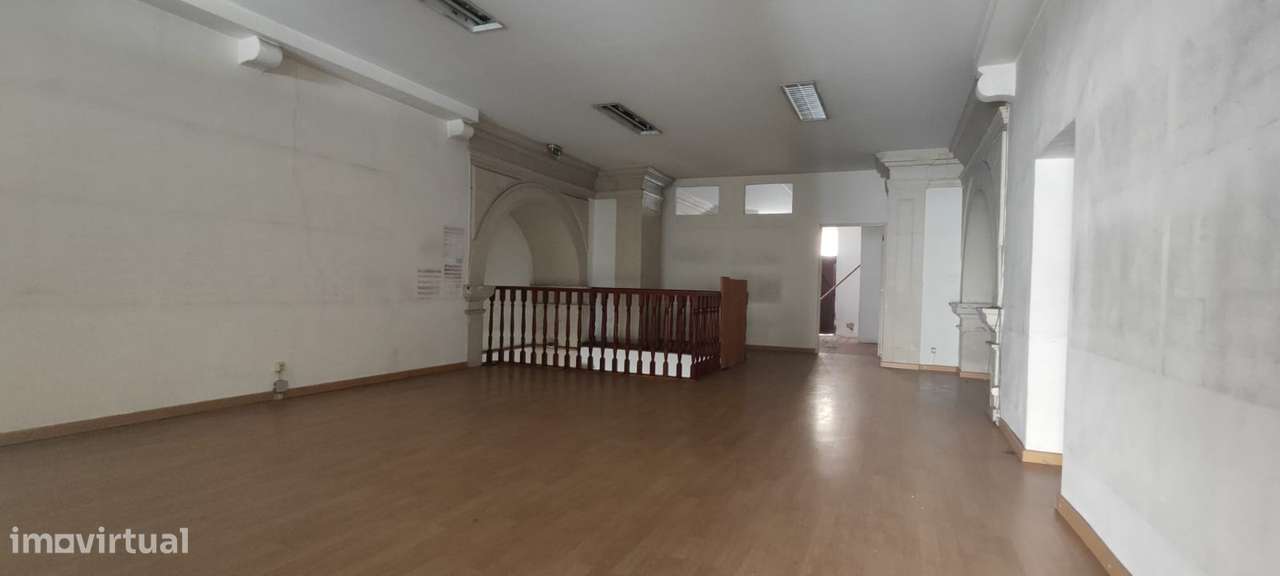 magnifico espaço comercial na Rua da Sofia, junto à Câmara Municipal-5
