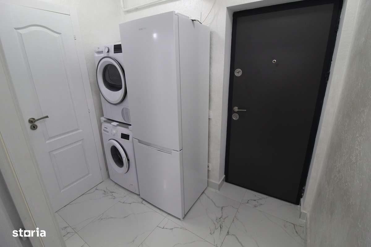 Vând apartament 3 camere în Hunedoara, zona Micro1-Teatru, etaj 4...-8