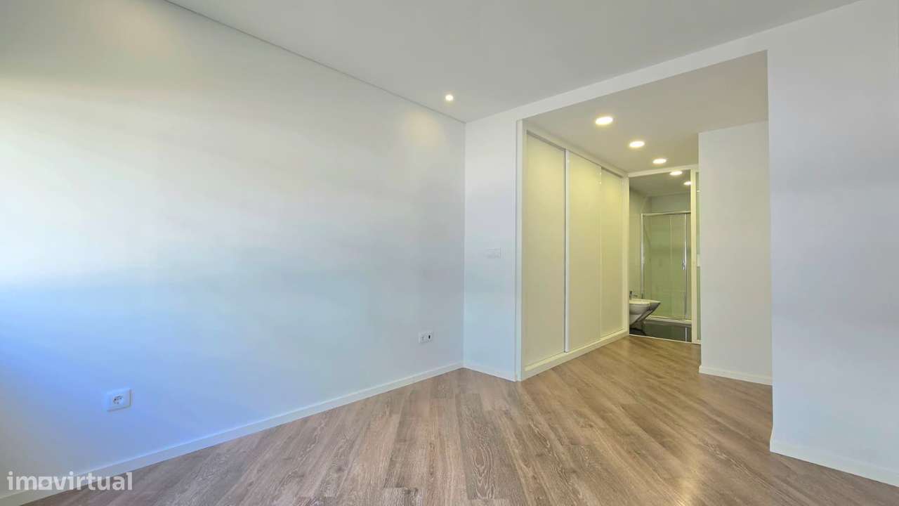 T2 semi-novo c/ varanda e box fechada - Baguim do Monte-10