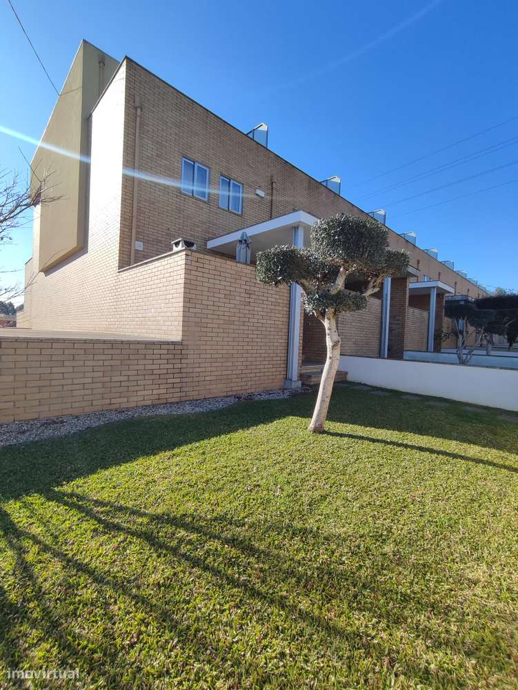 Moradia T4(2 suites) + escritório, cond.fechado à Estrada Nacional N.1-5