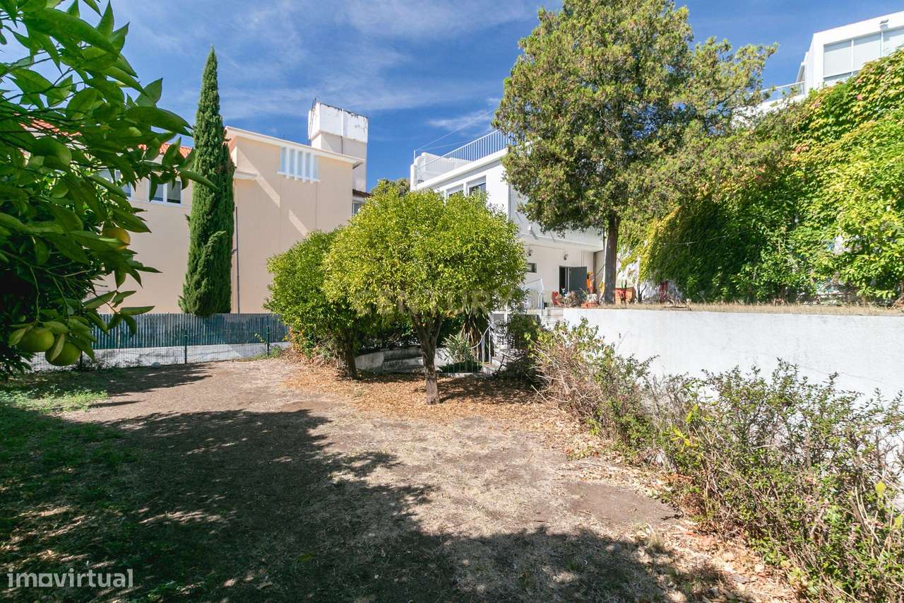Terreno de 956m2 com duas moradias em Alcântara, Lisboa, uma T4 e T3-6