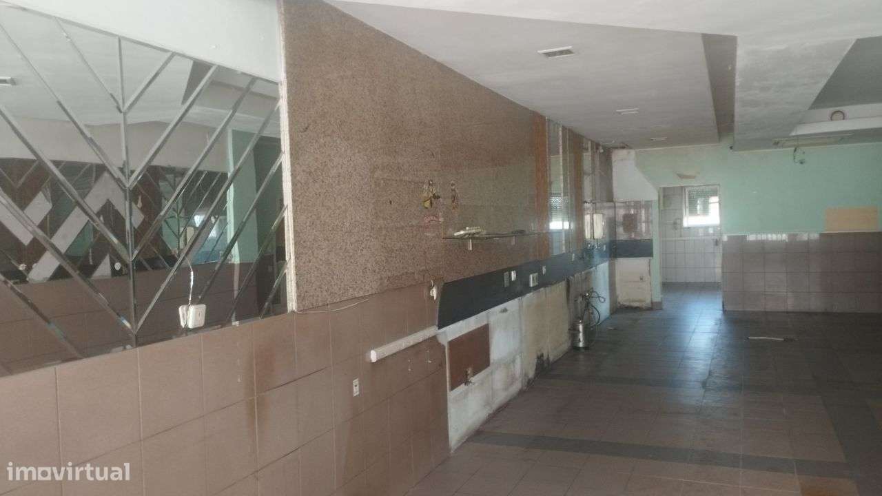Vende-se LOJA que dá para hotelaria em Leça do Balio-5