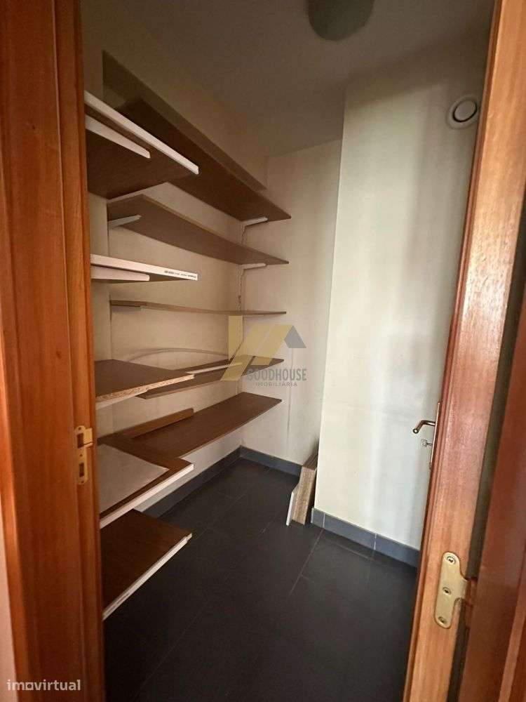 Apartamento T2+1 com varanda e dois lugares de garagem-11