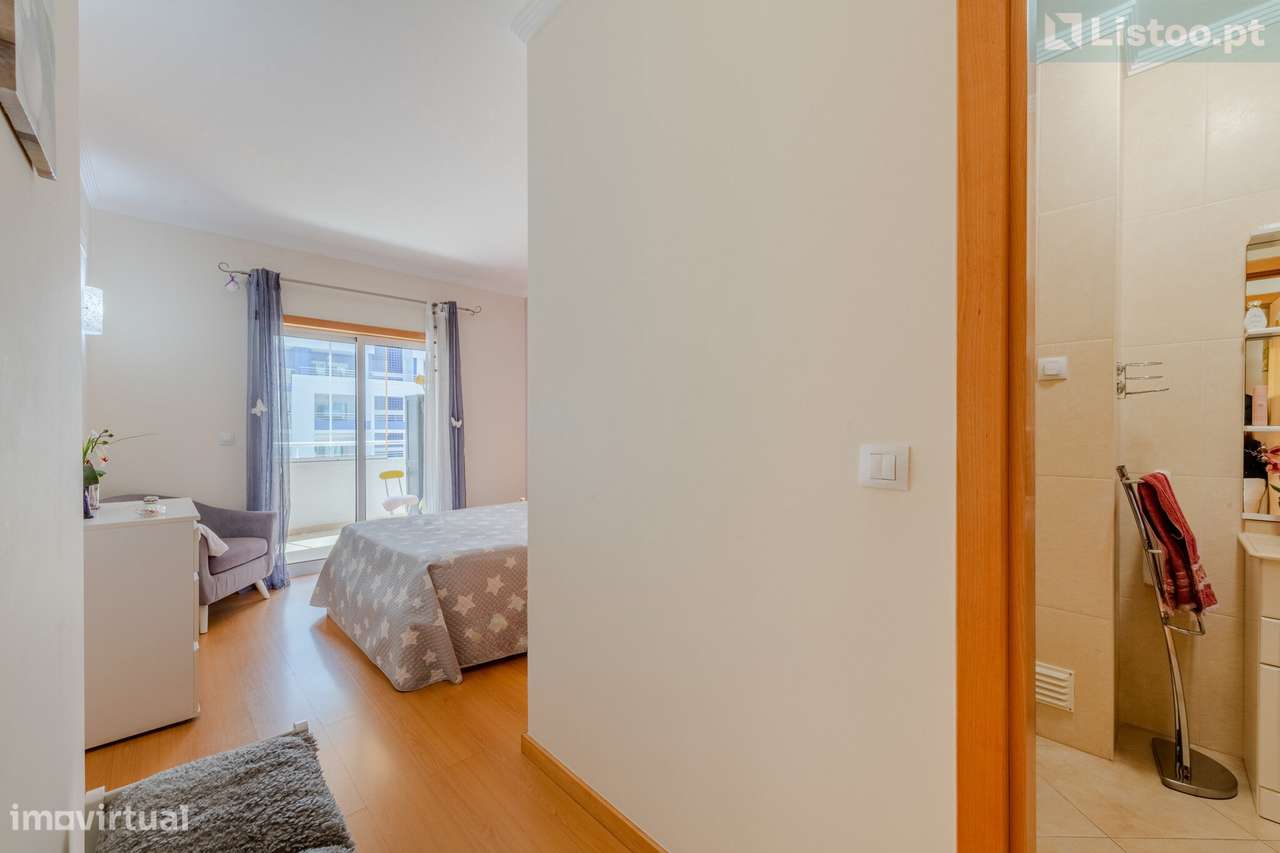 Apartamento T2 com Piscina, Varanda em Portimão-9