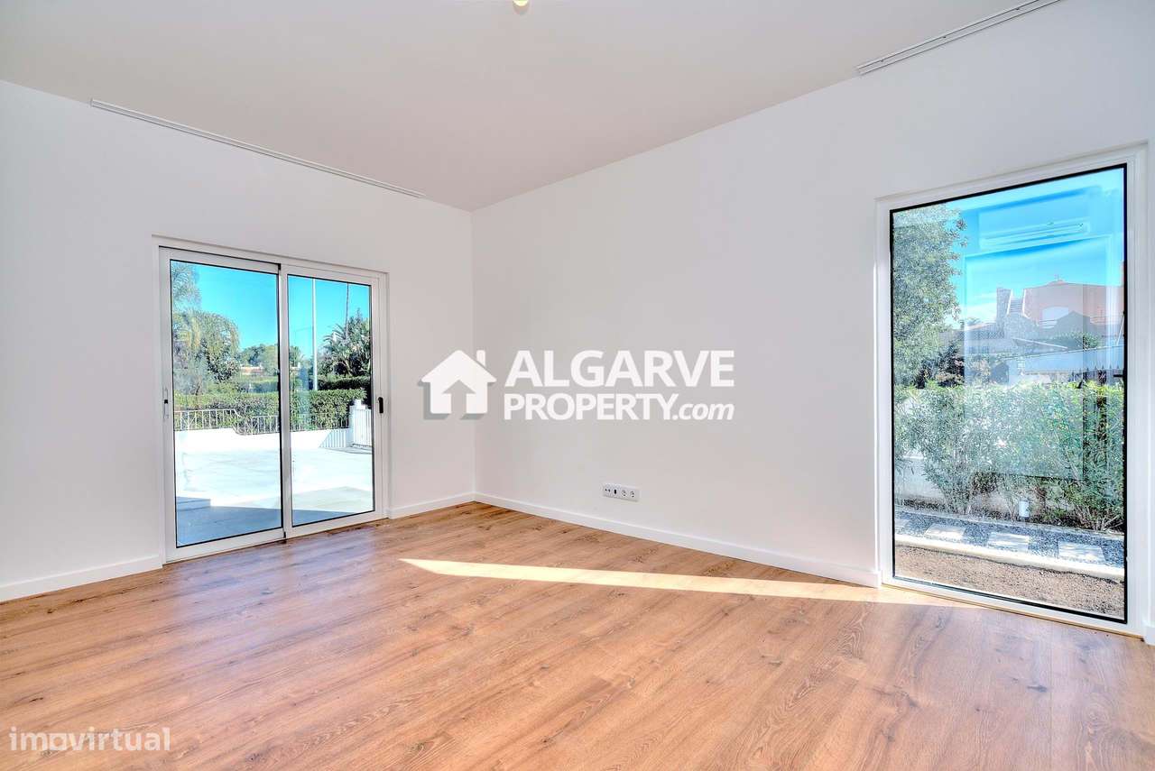 Charmosa moradia V4+1 térrea completamente remodelada perto do Old Cou - Grande imagem: 4/45